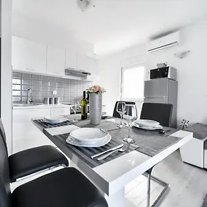 Deluxe Franic Apartman Sukošan